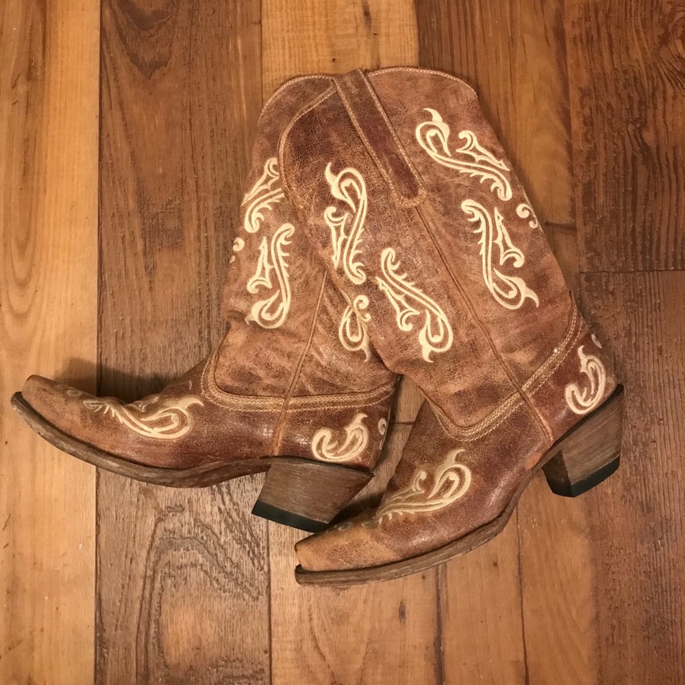 Corral Cortez Cream Fleur de Lis